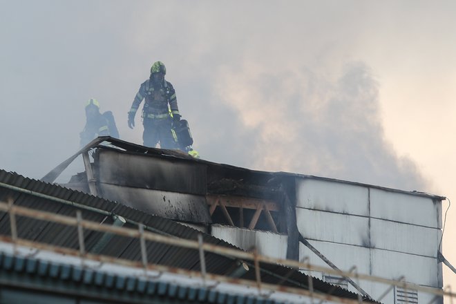 Več kot 150 gasilcev se je spopadlo z ognjem. FOTO: Marko Feist
