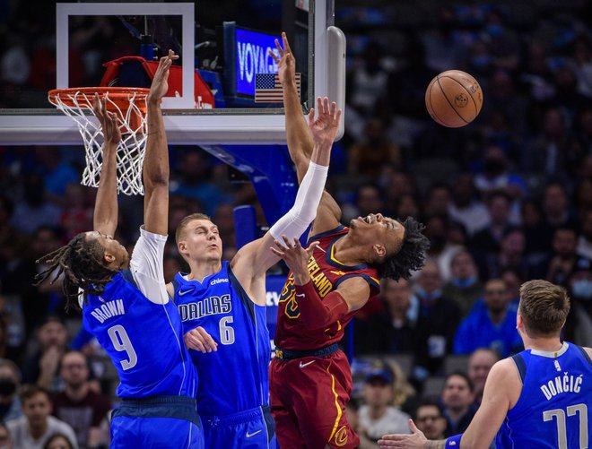 Moses Brown (levo) in Kristaps Porzingis pred očmi Dončića ustavljata Isaaca Okoroja v domači dvorani American Airlines Center. FOTO: Jerome Miron/USA Today Sports
