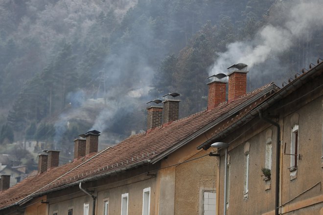 Po podatkih iz državne mreže spremljanja kakovosti zunanjega zraka, ki jo upravlja Arso, so v zimski sezoni največje izmerjene povišane vrednosti delcev v Ljubljani, Celju pa tudi v Zasavju, najmanjše pa, zanimivo, v Velenju. FOTO: Leon Vidic/Delo
