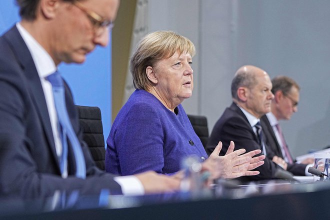 V Nemčiji se obetata zaostritev ukrepov za necepljene ter uvedba obveznega cepljenja po vzoru Avstrije. Na fotografiji v sredini kanclerka Angela Merkel in njen naslednik Olaf Scholz. FOTO: Michael Kappeler/AFP
