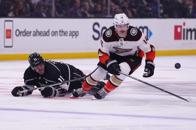 Anže Kopitar (levo) in LA Kings so v zadnji tretjini nadomestili tri gole zaostanka, a ostali brez zmage proti Anaheimu. FOTO: Kirby Lee/Usa Today Sports
