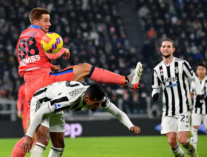 Atalanta je po zmagi v&nbsp; derbiju proti Juventusu prepričljivo opravila tudi z Venezio, ki ji je pri zmagi s 4:1 tri gole zabil hrvaški reprezentant Mario Pašalić (levo). FOTO: Isabella Bonotto/AFP
