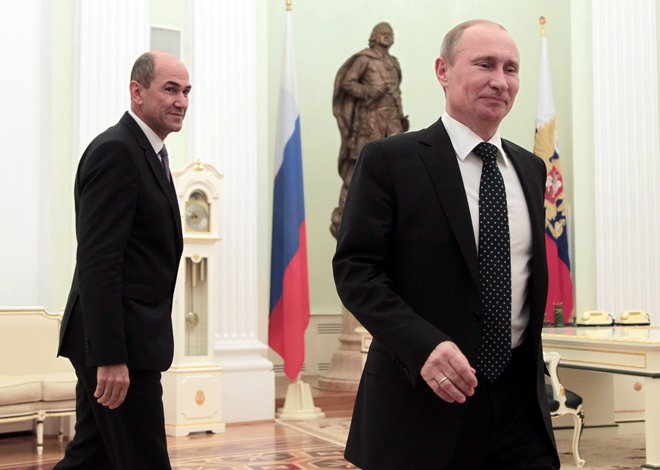 V tretjem mandatu Janez Janša ni izrekel nobene kritike na račun ruskega predsednika Vladimirja Putina. Foto Maksim Šipenkov/AP
