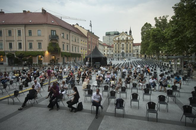 Obiskovalce na prireditvah redčijo preventivni ukrepi in sama epidemija. FOTO: Jure Eržen/Delo
