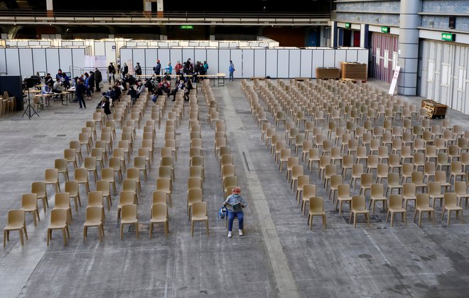 Prazni cepilni center v Nici kaže, kako je s cepilno vnemo v Franciji. Foto Eric Gaillard/Reuters
