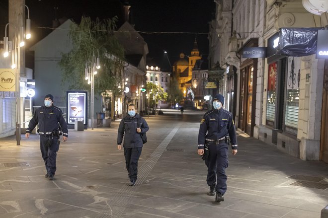 V Sloveniji je bila več tednov razglašena policijska ura, omejitev gibanja pa je bila tudi med občinami in regijami. FOTO: Voranc Vogel/Delo
