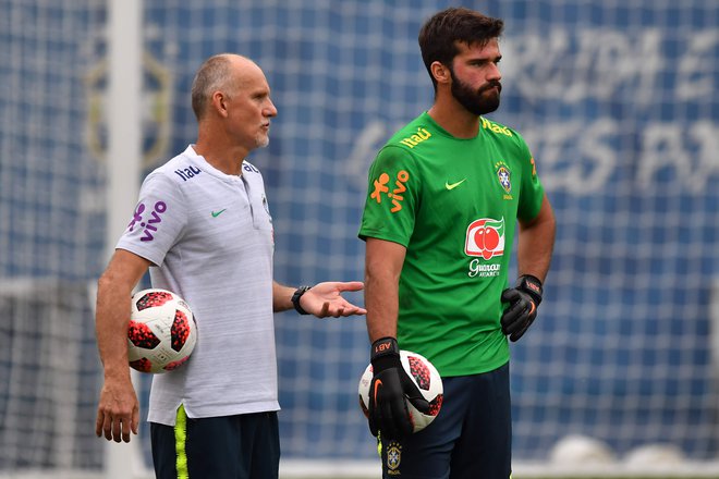 Claudio Taffarel (levo) med pogovorom z Alissonom na treningu v Sočiju med SP 2018 v Rusiji. FOTO: Nelson Almeida/AFP
