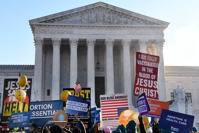 Protest zagovornikov in nasprotnikov pravice do abortusa pred stavbo ameriškega vrhovnega sodišča v Washingtonu. FOTO: Olivier Douliery/AFP
