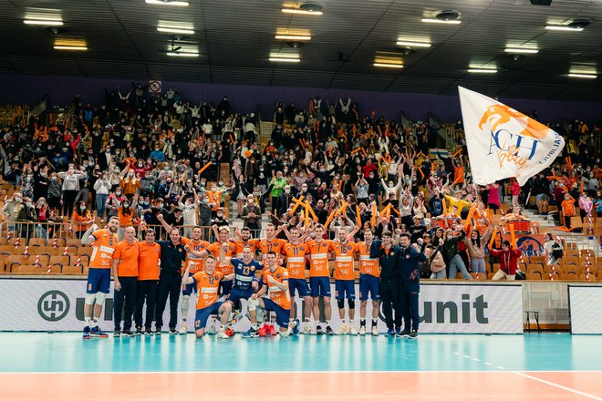 Navijači so v dvorani Tivoli pričarali izvrstno vzdušje, ljubljanski odbojkarji pa so se jim znali zahvaliti. FOTO: ACH Volley
