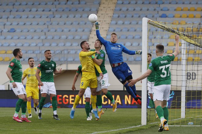 Nogometaši Olimpije se bodo v prvoligaški ritem po mesecu dni vrnili v derbiju Ljubljanske kotline v Domžalah. FOTO: Leon Vidic/Delo
