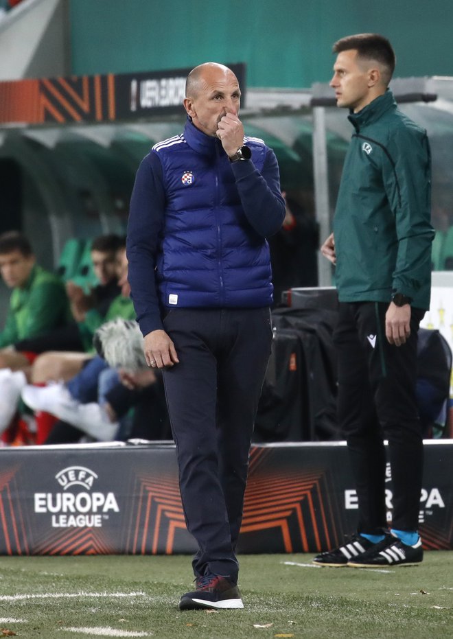 Damir Krznar (na fotografiji) je še v minuli sezoni takoj po prihodu na položaj zabeležil nekaj odmevnih rezultatov, denimo zmago nad Tottenhamom s 3:0 v evropski ligi. FOTO: Leonhard Foeger/Reuters
