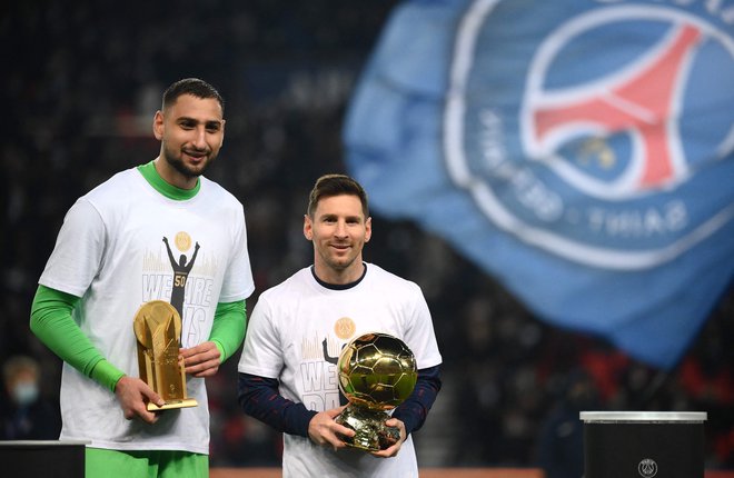 Navijači so navdušeno pozdravili vratarja Donnarummo in prvega zvezdnika ekipe Messija, ki sta na zelenico prinesla trofeji s ponedeljkove podelitve zlate žoge. FOTO: Franck Fife/AFP
