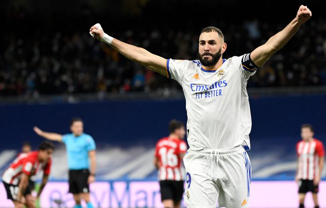 Karim Benzema proslavlja po golu v mreži Athletica. FOTO: Pierre-Philippe Marcou/AFP
