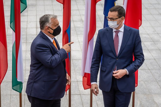 Madžarski premier Viktor Orbán in njegov poljski kolega Mateusz Morawiecki želita spodkopati pogojevanje izplačil evropskih sredstev s spoštovanjem vladavine prava. FOTO: Wojtek Radwanski/AFP
