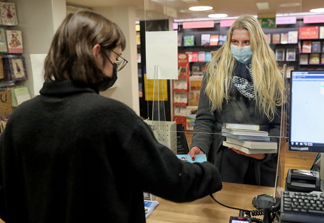 Nove bone za knjige je mogoče unovčiti le pri poslovnih subjektih, ki imajo kot glavno dejavnost SKD registrirano trgovino na drobno v specializiranih prodajalnah s knjigami. FOTO: Blaž Samec
