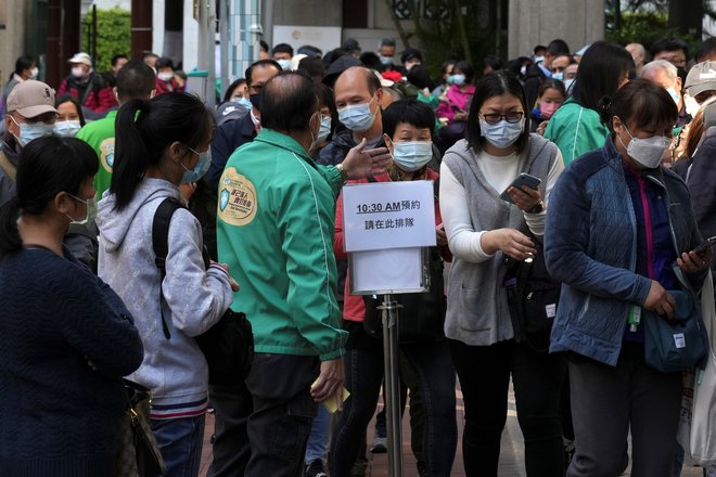 Zaradi novega vala panike pred nadaljevanjem pandemije bo upravičena vsaka prepoved zbiranja. FOTO: Lam Yik/Reuters
