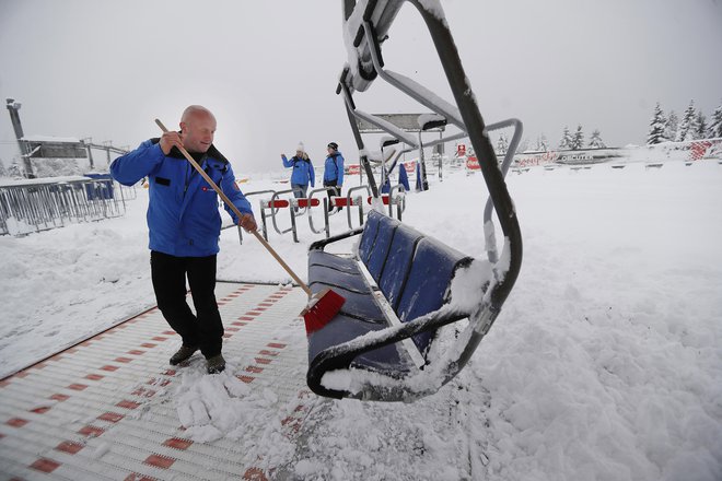 Zadnje priprave na začetek smučarske sezone na Krvavcu. FOTO: Leon Vidic/Delo
