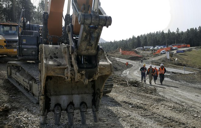 Gradbeni stroji povzročajo hrup in dvigujejo prah, tovornjaki z gradbišča tretje osi pa obremenjujejo lokalne ceste. Krajani, ki živijo ob gradbišču, zahtevajo, naj se razmere uredijo. FOTO: Blaž Samec/Delo
