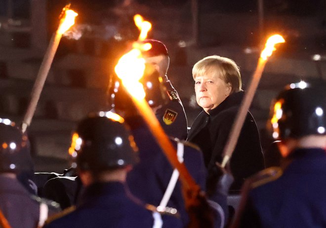 &raquo;Minulih 16 let je bilo zelo zahtevnih, tako po človeški in politični plati. Prav zdaj doživljamo, kako krhka je demokracija,&laquo; je izpostavila Angela Merkel. FOTO:&nbsp;Fabrizio Bensch/Reuters
