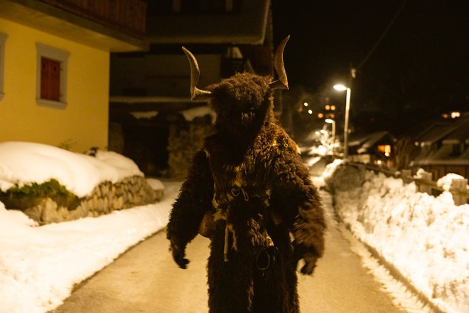 Drugje po Sloveniji so parkeljne tudi po videzu bolj približali avstrijskim krampusom, v Podkorenu pa še vedno ohranjajo prvotnejšo in bolj pristno podobo.
