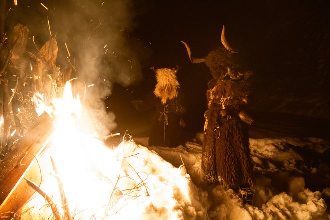 Opisani večer so sklenili v svojem mehurčku ob ognju sredi zasnežene jase daleč od vasi. Običajno zakurijo že prvi dan obhodov, a je letos preveč snežilo. Foto Črt Piksi
