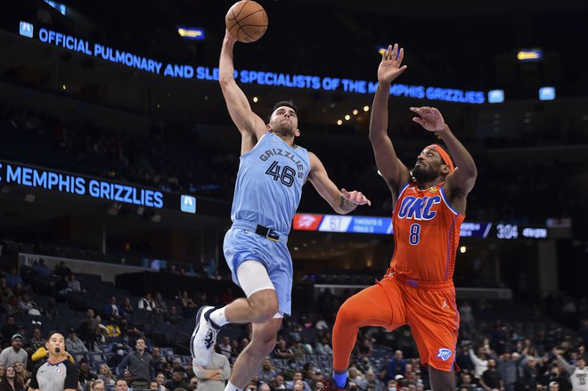 John Konchar se je v dvorani FedExForum namenil proti košu mimo Paula Watsona. FOTO: Justin Ford/USA Today Sports
