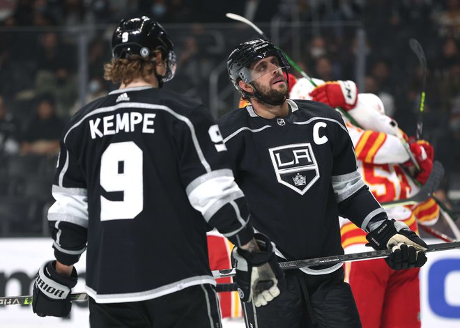 Anže Kopitar se je zamislil po izenačujočem golu Calgaryja. FOTO: Harry How/AFP
