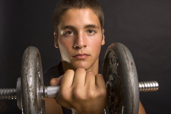 Po puberteti pa moški hormon testosteron pomaga graditi mišice kot odgovor na trening z utežmi. FOTO: Shutterstock
