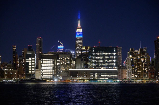 Pogled na Empire State Building v barvah francoske zastave v čast Josephine Baker. FOTO: Ed Jones/AFP
