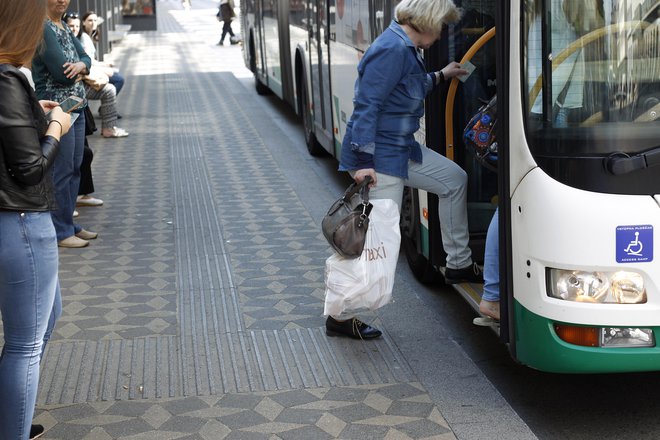 Taktilne oznake za slepe in slabovidne za vstop v nizkopodne avtobuse pomagajo osebam z oviranostmi. FOTO: Leon Vidic/Delo
