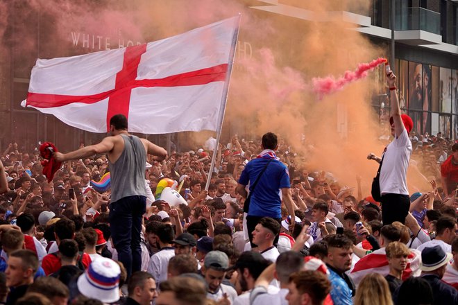 Nepregledna množica navijačev brez vstopnic se je poskušala prebiti na tribune Wembleyja. FOTO: Niklas Halle&#39;n/AFP
