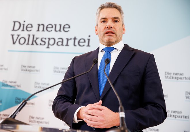 Novi voditelj avstrijske ljudske stranke in bodoči kancler severne sosede Kar Nehammer. FOTO: Lisi Niesner/Reuters
