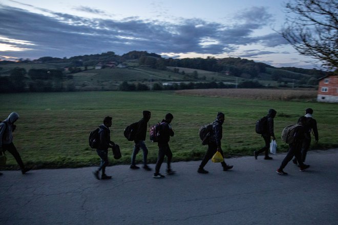 Med drugim naj bi policisti migrante tepli, jih brcali, udarjali s palico in drugimi predmeti. Zlorabe naj bi se dogajale med preganjanjem migrantov, ko so jim že odvzeli svobodo in ko so jih vračali nazaj v BiH. FOTO: Marko Djurica/Reuters
