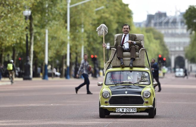 Tudi Mr. Bean, Gospod Fižolček, se je za potrebe propagandne kampanje slikal s pištolo v roki in vzbujal resnoben vtis. FOTO: Toby Melville/Reuters
