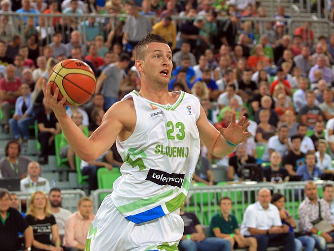 Alen Omić v dneh, ko je še igral za slovensko reprezentanco kot naturaliziran košarkar; nazadnje v kvalifikacijah za EP 2017. FOTO: Blaz Samec/Delo
