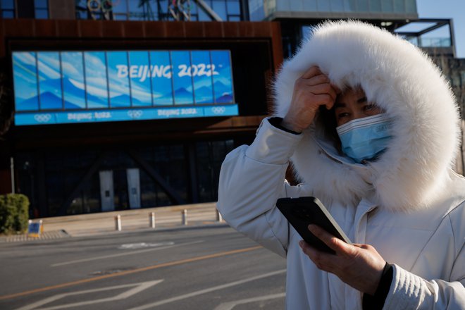 Na Kitajskem je panika pred širjenjem koronavirusne različice omikron dosegla točko neznosnosti. Eden od razlogov za to so tudi skorajšnje olimpijske igre. FOTO: Thomas Peter/Reuters
