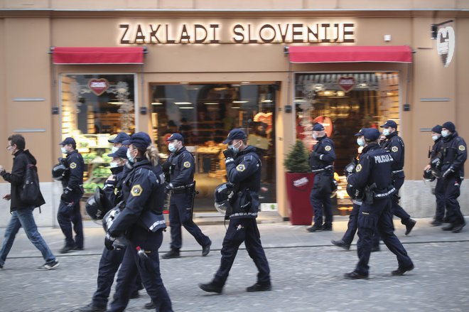 Fotografija z enega prejšnjih protestov na poziv stranke Resni.ca. FOTO: Jure Eržen/Delo
