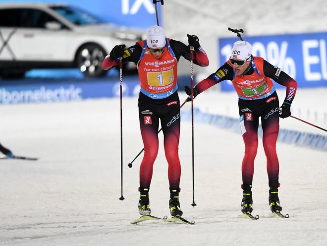 Tarjei Boe (desno) je predal štafeto bratu Johannesu Thingnesu. FOTO: Fredrik Sandberg/AFP
