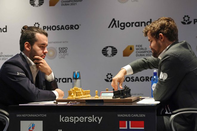 Jan Nepomnjaščij (levo) in Magnus Carlsen sta tokrat končala partijo po 41 potezah. FOTO: Giuseppe Cacace/AFP
