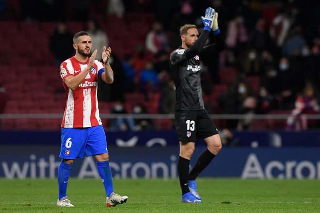 Jan Oblak (desno) in Kokesta po porazu pozdravila navijače s kislim izrazom na licih. FOTO: Oscar Del Pozo/AFP
