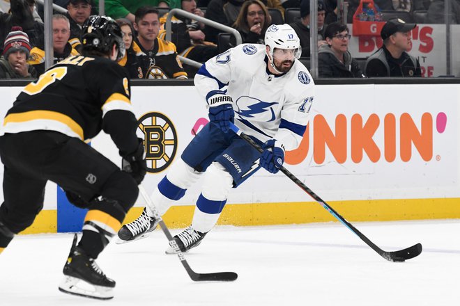 Krilo Tampe Alex Killorn prodira ob branilcu Bostona Miku Reillyju&nbsp;na obračunu v bostonskem TD Gardnu. FOTO: Brian Fluharty/USA&nbsp;Today Sports
