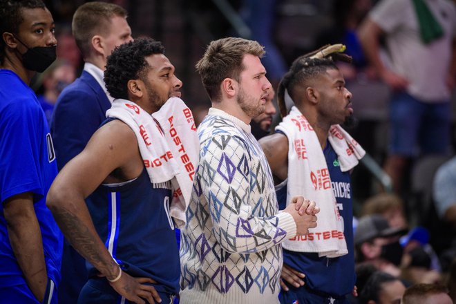 Luka Dončić je v civilni opravi zaskrbljeno spremljal zadnji nastop košarkarjev Dallasa. FOTO: Jerome Miron/USA Today Sports
