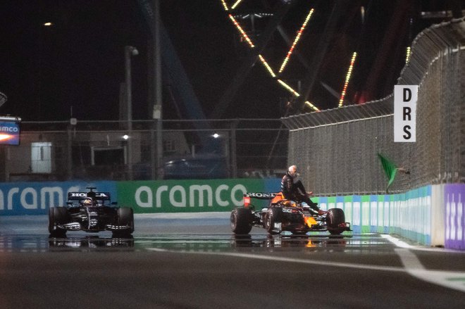 Lewis Hamilton in Max Verstappen sta pred zadnjo dirko izenačena pri točkah. FOTO:&nbsp;Andrej Isakovic/AFP
