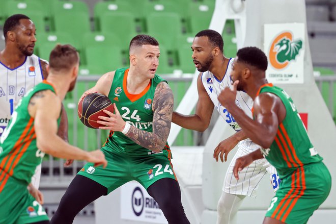 Alen Omić (z žogo) je ob vrnitvi v Stožice igral 16 minut in metal iz igre 4:5. Melvin Ejim (desno) je prispeval 13 točk in 8 skokov. Foto ABA
