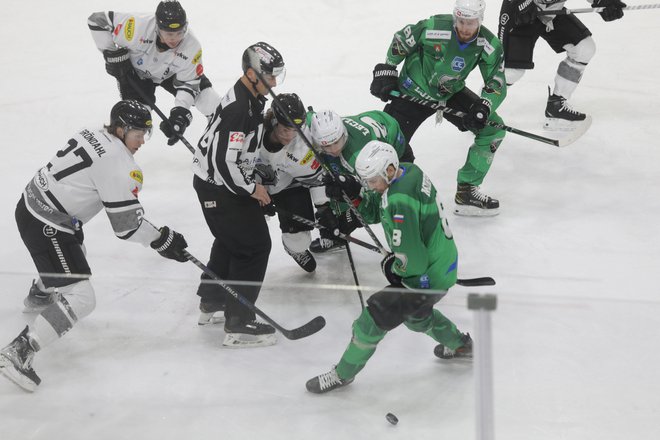 Olimpijini hokejisti v sobotnem tivolskem večeru še zdaleč niso bili tako učinkoviti kot na številnih prejšnjih tekmah. FOTO:&nbsp;Voranc Vogel/Delo
