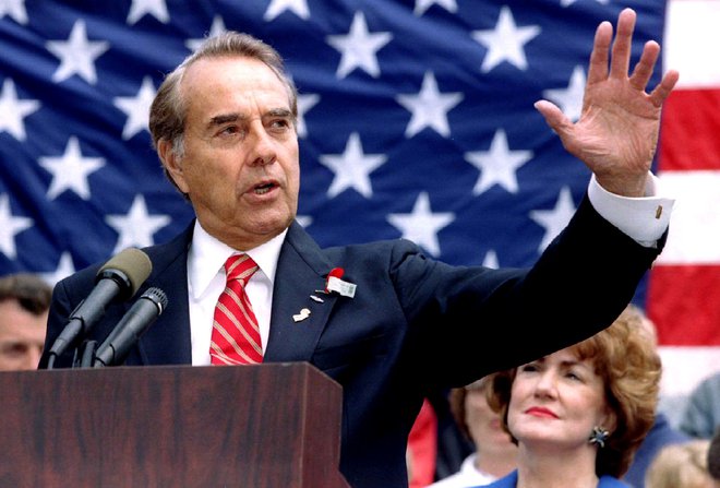 Republikanski predsedniški kandidat Bob Dole na fotografiji z maja 1996.&nbsp;FOTO: Jeff Christensen/Reuters
