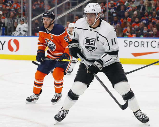 Connor McDavid je z naletom s hrbta&nbsp;pomagal Anžetu Kopitarju (oba na fotografiji) do zmage na sinočnjem obračunu. FOTO: Perry Nelson/USA Today Sports
