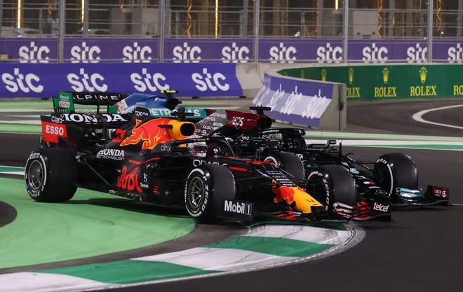 Max Verstappen (spredaj) in Lewis Hamilton med dirko v Džedi. FOTO: Ahmed Yosri/Reuters

