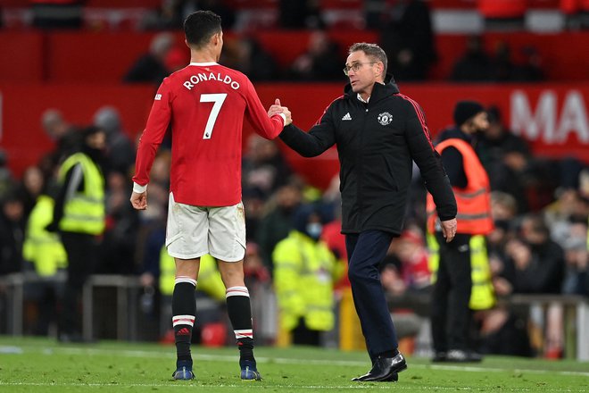 Pozdrav Cristiana Ronalda&nbsp;in Ralfa Rangnicka&nbsp;po koncu tekme v Manchestru. FOTO: Paul Ellis/AFP
