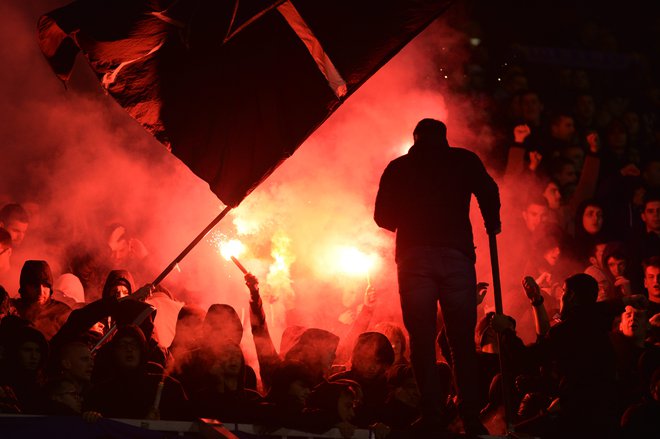 Navijači med večnim hrvaškim derbijem v sezoni 2019/20. FOTO: Damir Krajac/Cropix
